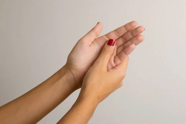 Vrouw Streelde Haar Handen Deed Crème Haar Huid Hydrateren Wellness — Stockfoto