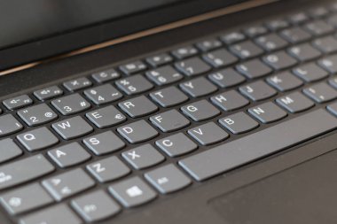 Bilgisayar klavyesinin yakın plan görüntüsü