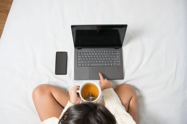 Woman Putting Hand Cream Her Legs Keep Them Hydrated Healthy — Stock Photo, Image