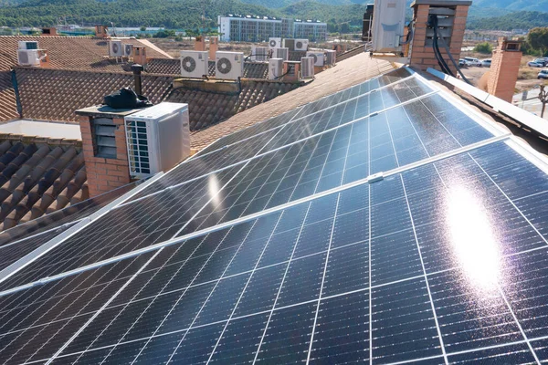 Fotovoltaik güneş paneli, kendi temiz ve yeşil enerjisini üretmek için. Enerji tasarrufu ve çevre
