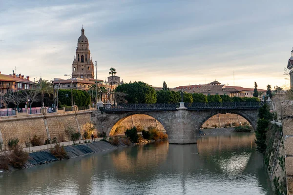 Rio Segura 'dan Puente de los Peligros ve Murcia katedrali