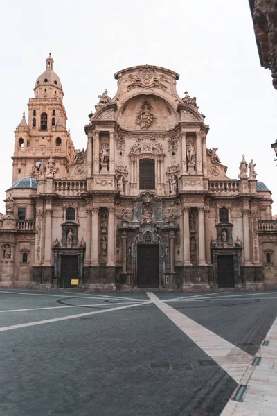 Gün doğumunda Murcia 'daki Santa Maria Katedrali. Turizm ya da Murcia 'ya seyahat.