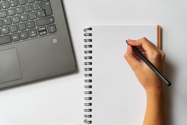 Bilgisayarı ve boş kağıtları olan minimalist bir masa. Ofis ve iş konsepti