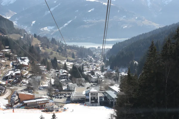 Widok z kolejki linowej w mieście Zell am See, ośrodek narciarski w północnej Austrii. — Zdjęcie stockowe