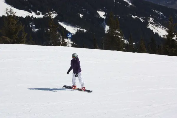 Jeune femme snowboarder. Station de ski au Tyrol du Nord . — Photo