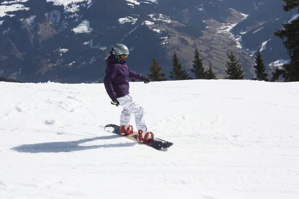 Fiatal nő snowboard. — Stock Fotó