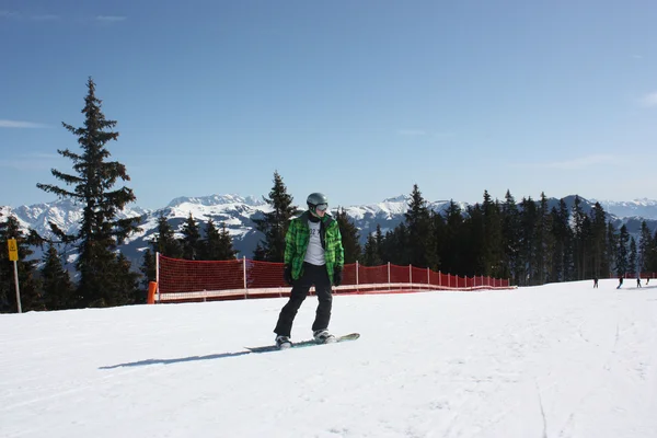 Jovem snowboard homem deslizando downhill . — Fotografia de Stock