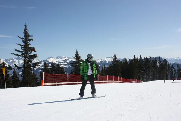 Genç adam snowboard. — Stok fotoğraf