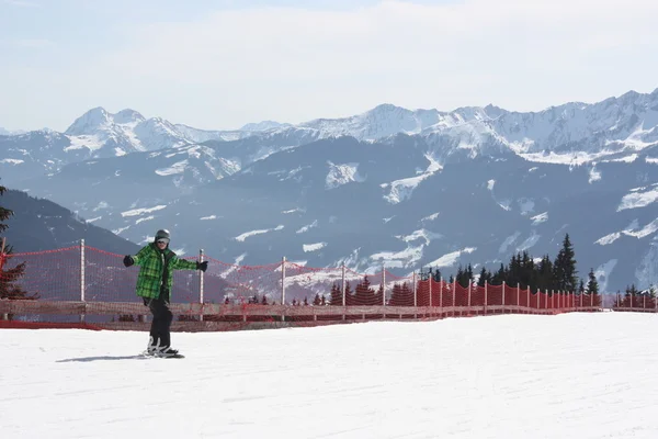 Giovane snowboard uomo scivolo in discesa . — Foto Stock