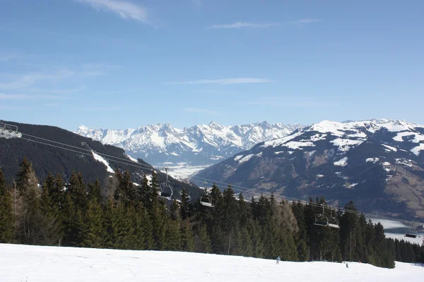 Szlak narciarski i Wyciąg narciarski, Zell am See, ośrodek narciarski. — Zdjęcie stockowe