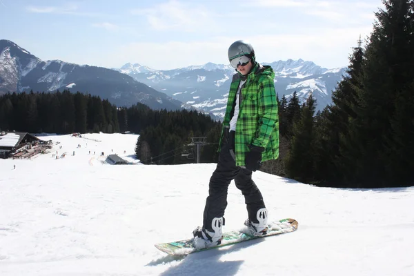 Junger Snowboard-Mann rutscht bergab. — Stockfoto