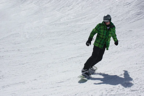 Молодой сноубордист скользит по склону . — стоковое фото