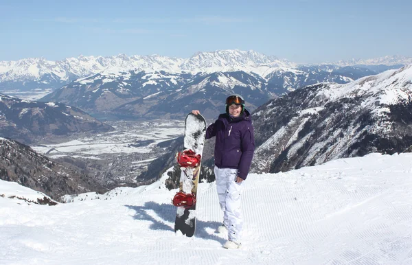 Молодая женщина на Капрун, горнолыжный курорт в Австрии . — стоковое фото