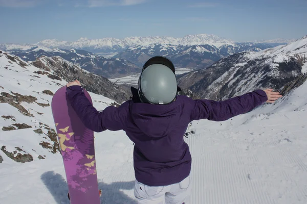 Young woman on the Kaprun, skiing resort in Austria. A view from the back. — Stock Photo, Image