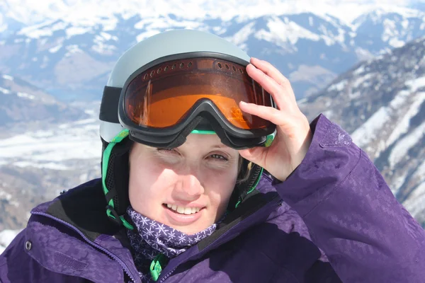 Jovem cara de mulher em máscara e capacete, estância de esqui na Áustria . — Fotografia de Stock