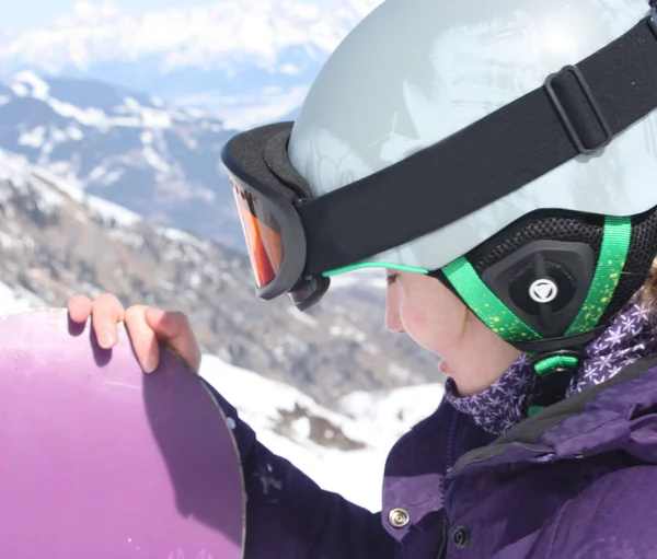 Jovem mulher no Kaprun, estância de esqui na Áustria. Vista do perfil . — Fotografia de Stock
