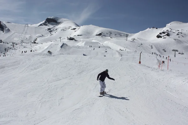 Joven snowboarder mujer deslizándose cuesta abajo . — Foto de Stock