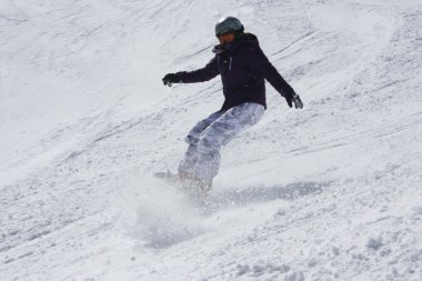 Yokuş aşağı ve fren keskin sürgülü genç snowboard kadın.