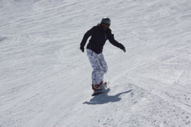 Genç snowboard kadın yokuş aşağı kayar.