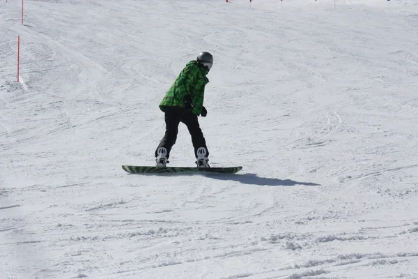 Молодой сноубордист скользит по склону . — стоковое фото