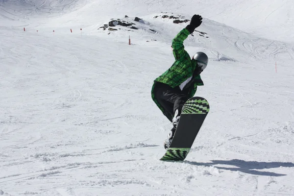 Jeune snowboard homme glissant en descente . — Photo