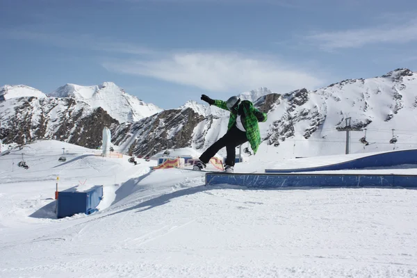 Joven snowboarder hombre deslizándose en una caja . — Foto de Stock