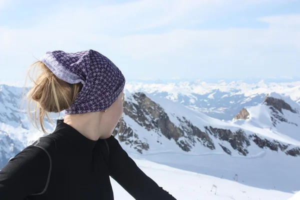 Giovane donna in cima alla montagna . — Foto Stock