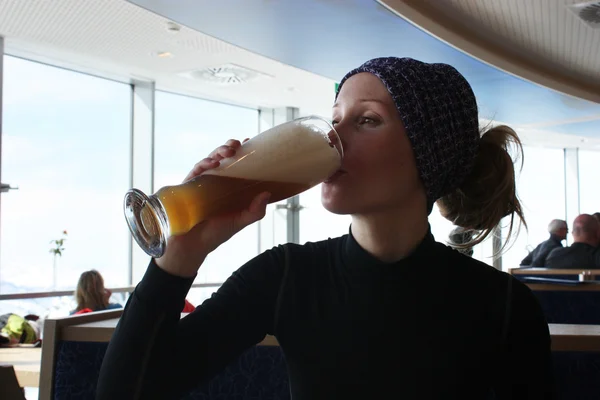 bira içme restoranda genç bir kadın.