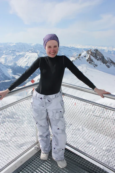 Unga snowboardåkare kvinna på toppen av berget. — Stockfoto