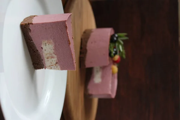 Een Stukje Zelfgemaakte Mousse Zoete Roze Taart Het Bord Het — Stockfoto