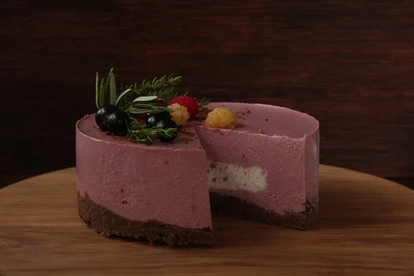 Snijd Zelfgemaakte Mousse Zoete Roze Taart Met Rozemarijn Krenten Decoratie — Stockfoto
