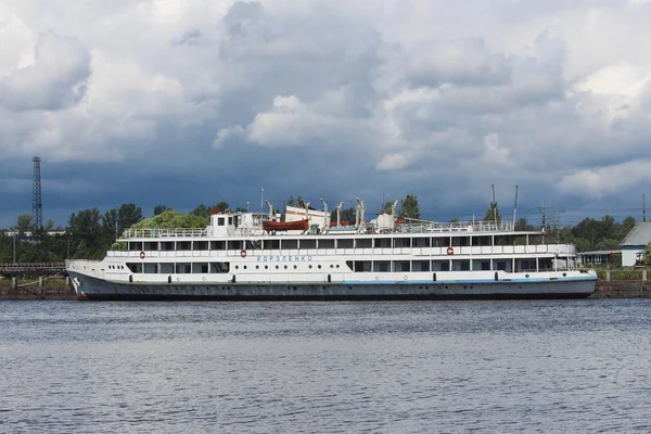 Statek motorowy korolenko w zatoce salakka-lahti, miasto Wyborg. — Zdjęcie stockowe