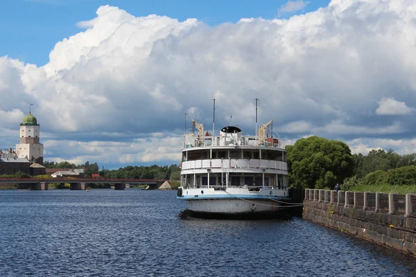 Motor schip korolenko in de Golf salakka-lahti, vyborg stad. — Stockfoto