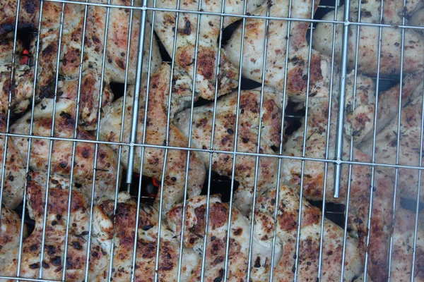 Gebratenes Hühnchen auf dem Grill. — Stockfoto