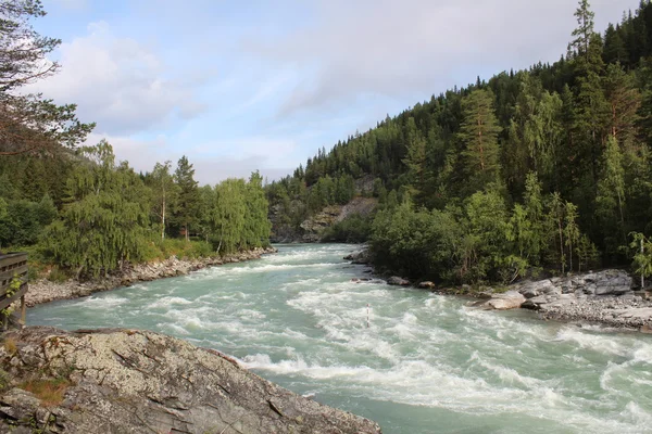 El río Sjoa cerca del campamento de kayak de Sjoa . —  Fotos de Stock