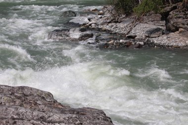 Sjoa Nehri üzerinde köpük. Güzel Norveç.