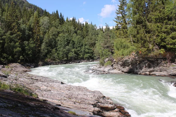 La rivière Sjoa près du camp de kayak de Sjoa. Norvège . — Photo