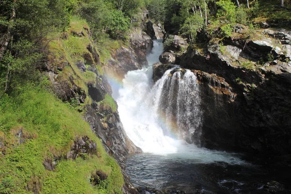 Regnbåge på vattenfallet i Norge. — Stockfoto