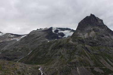 Dağın zirvesine buz kaplı.