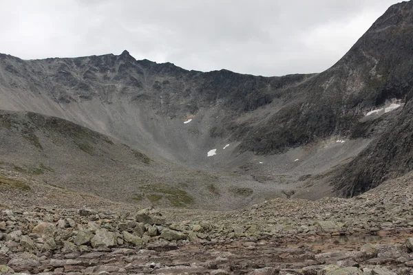 Nyomon követése, hogy a hegy tetejére. Közel Trollstigen, Norvégia. — Stock Fotó