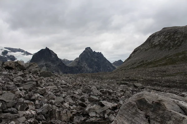 On the top of mountain. Tracking near the Trollstigen, Norway. — Stock Photo, Image