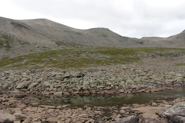Λίμνη στην κορυφή του βουνού. Παρακολούθηση κοντά το Trollstigen, Νορβηγία. — Φωτογραφία Αρχείου