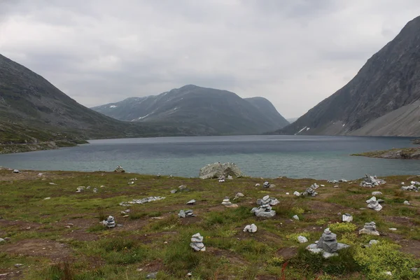 湖上对山的传递。挪威. — 图库照片