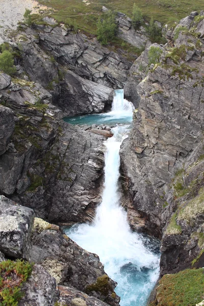 Rivière bleue et deux cascades dans l'un des parcs nationaux de Norvège . — Photo