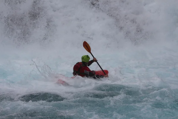 Bir adam Norveç nehir kanosu.
