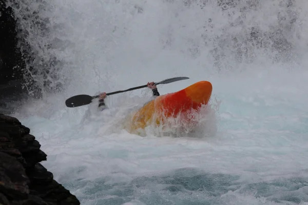 Verso la soglia sul fiume in Norvegia. Solo un teschio e una parte del kayak . — Foto Stock