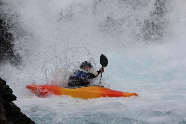 Un hombre está haciendo kayak en el río noruego . —  Fotos de Stock