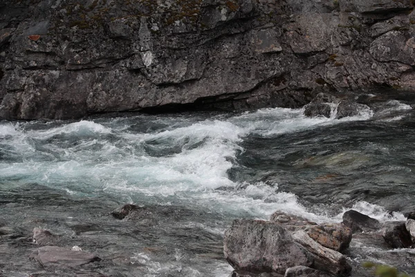 Mavi berrak crear su Norveç Nehri. — Stok fotoğraf