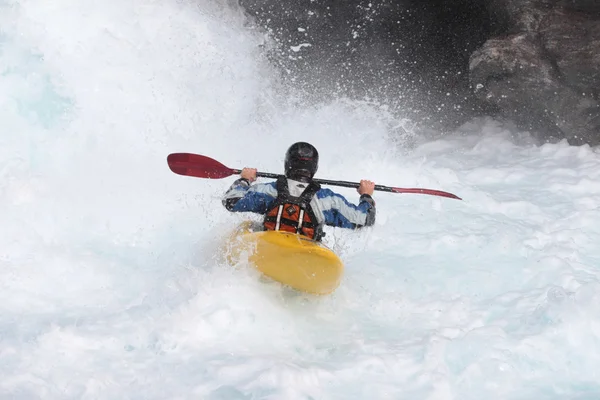 Norveç Nehir Eskimo Kayığı bir adam. Arkadan görüntülemek. — Stok fotoğraf