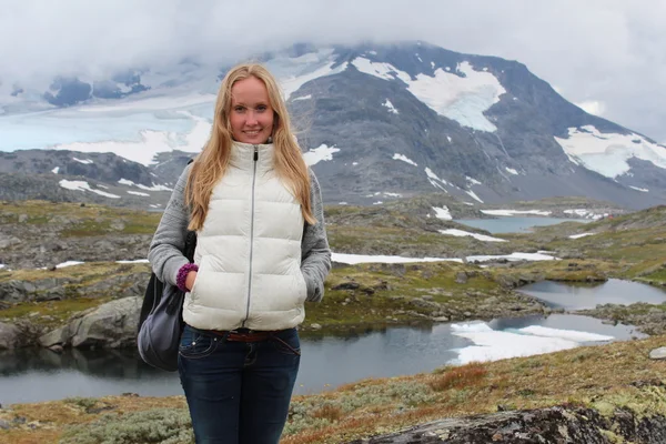 Young woman on the glacier. Mountain in Norway. — Stock Photo, Image